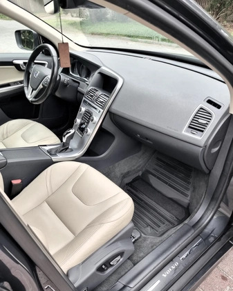 Volvo XC 60 cena 103900 przebieg: 132000, rok produkcji 2017 z Kraków małe 172